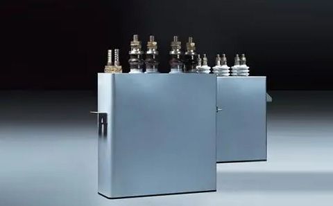 電容器在直流電路中起什么作用？